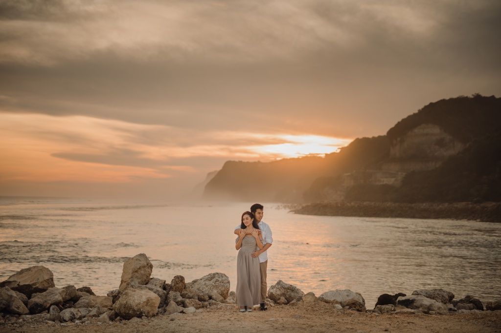Bali Pre-Wedding Photoshoot At Lake Tamblingan And Limestone Valley At Melasti Beach  by Hendra  on OneThreeOneFour 25