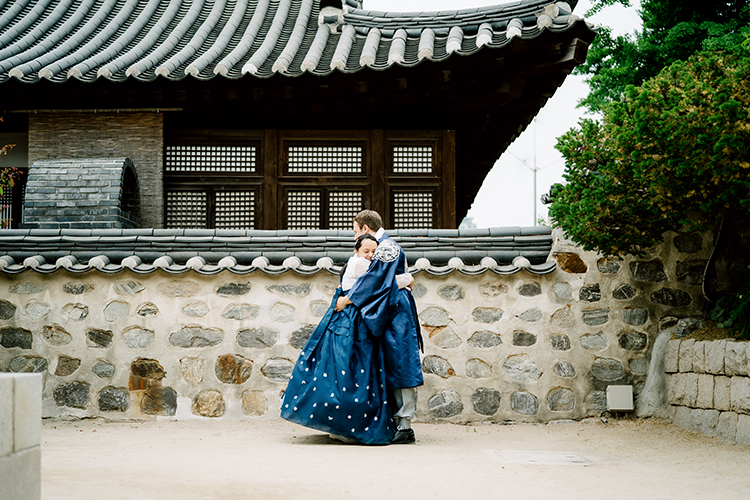 korea hanbok wedding photoshoot Namsangol Hanok Village