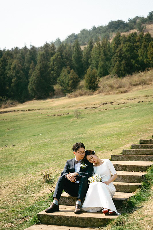 Korea Jeju Island Pre-Wedding Photoshoot During Spring by Gamsung on OneThreeOneFour 5