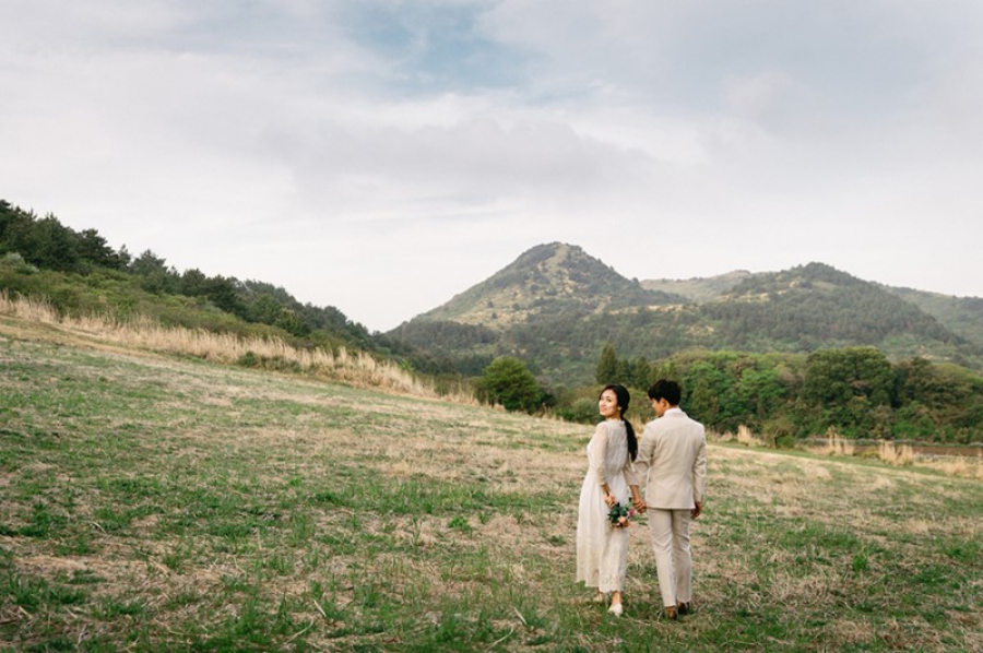 Korea Outdoor Pre-Wedding Photoshoot At Jeju Island During Spring by Gamsung  on OneThreeOneFour 17