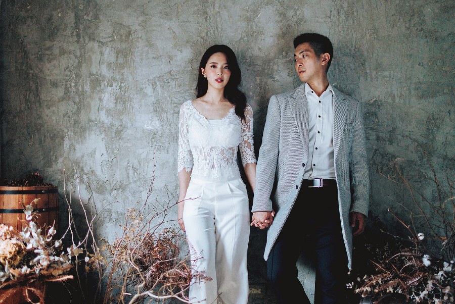 Chic Taiwan Pre-Wedding Photoshoot In Indoor Studio  by Andy  on OneThreeOneFour 17