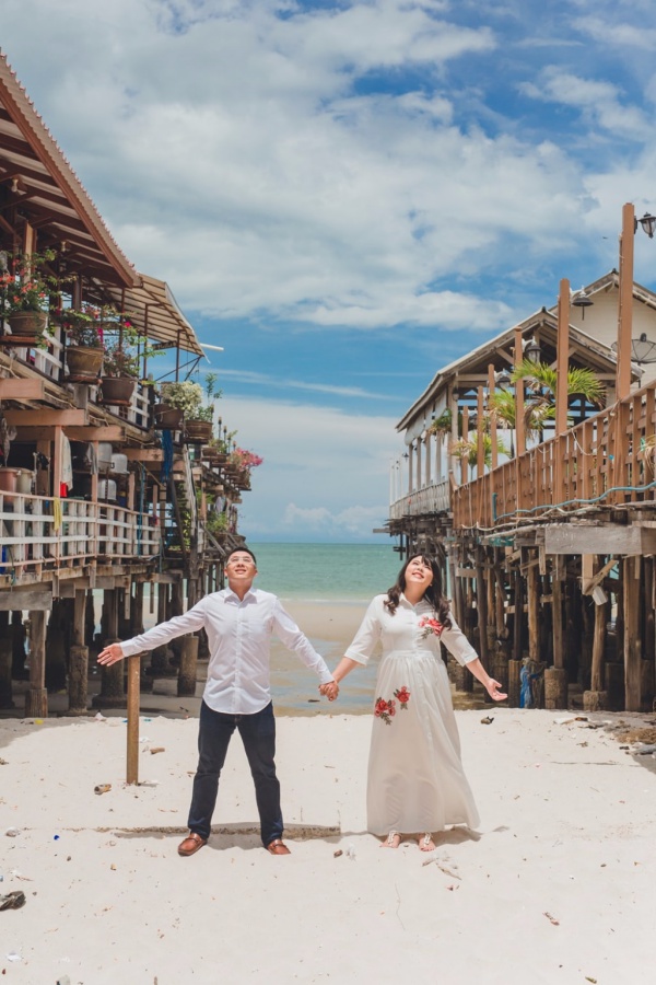 Hua Hin Pre-Wedding Photoshoot At Market, Mangrove Forest And Beach by Por  on OneThreeOneFour 1