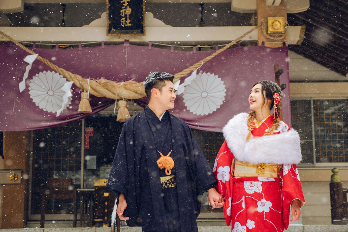 北海道街頭風格和服婚前拍攝在冬季於商店街和弥彦神社进行 by Kuma on OneThreeOneFour 25