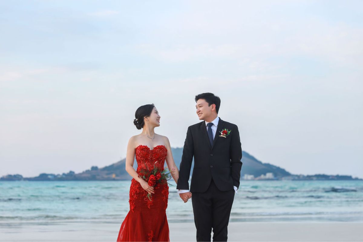 Jeju Prewedding Photoshoot At Saebyeoul Oreum, Camellia Hill Botanic Gardens And Hyeopjae Beach by Byunghyun on OneThreeOneFour 15