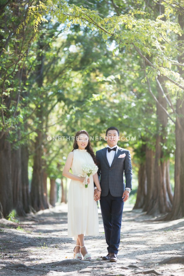Gravity Studio Outdoor Park Pre-Wedding Photoshoot | Korean Studio Pre-Wedding by Gravity Studio on OneThreeOneFour 6