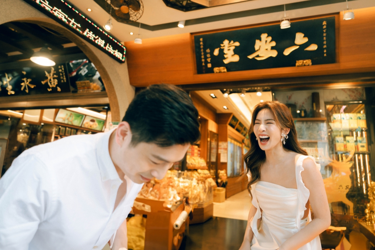 Taiwan Pre-Wedding Photoshoot Dadaocheng Golden Waterfall Jiufen Night Shoot Indoor Studio by OneThreeOneFour on OneThreeOneFour 9