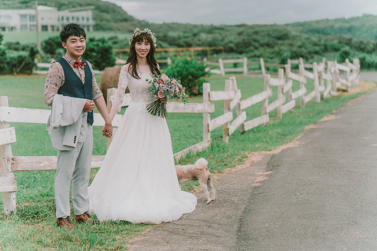 Taiwan Pre-Wedding Photoshoot Quiet Neighbourhood Rooftops Countryside Beach by  on OneThreeOneFour 20