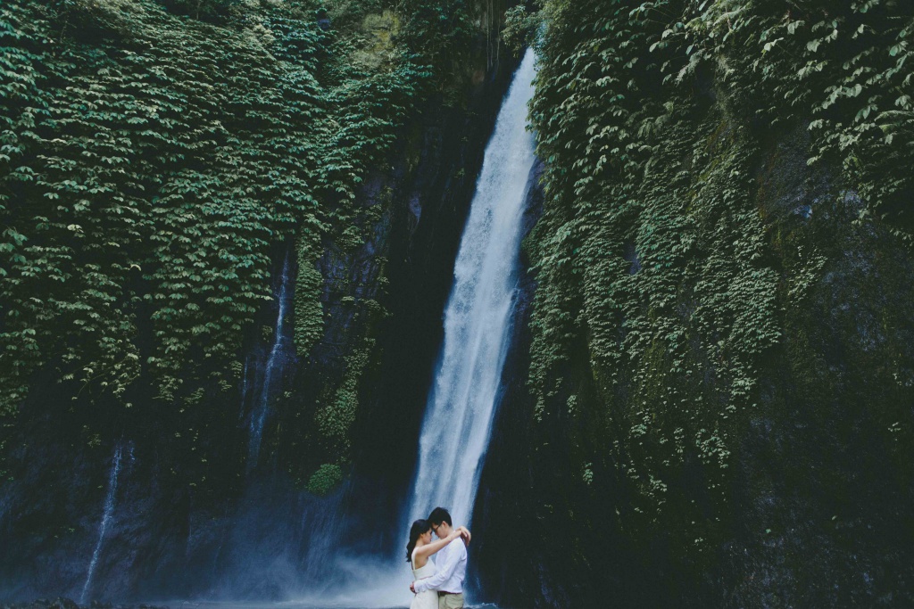 Bali Outdoor Pre-Wedding Photoshoot At Tamblingan Lake And Munduk Waterfall  by Agus  on OneThreeOneFour 14