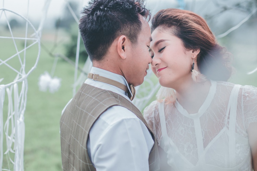 Thailand Bangkok Pre-Wedding Photoshoot At Lush Grass Fields  by Por  on OneThreeOneFour 7