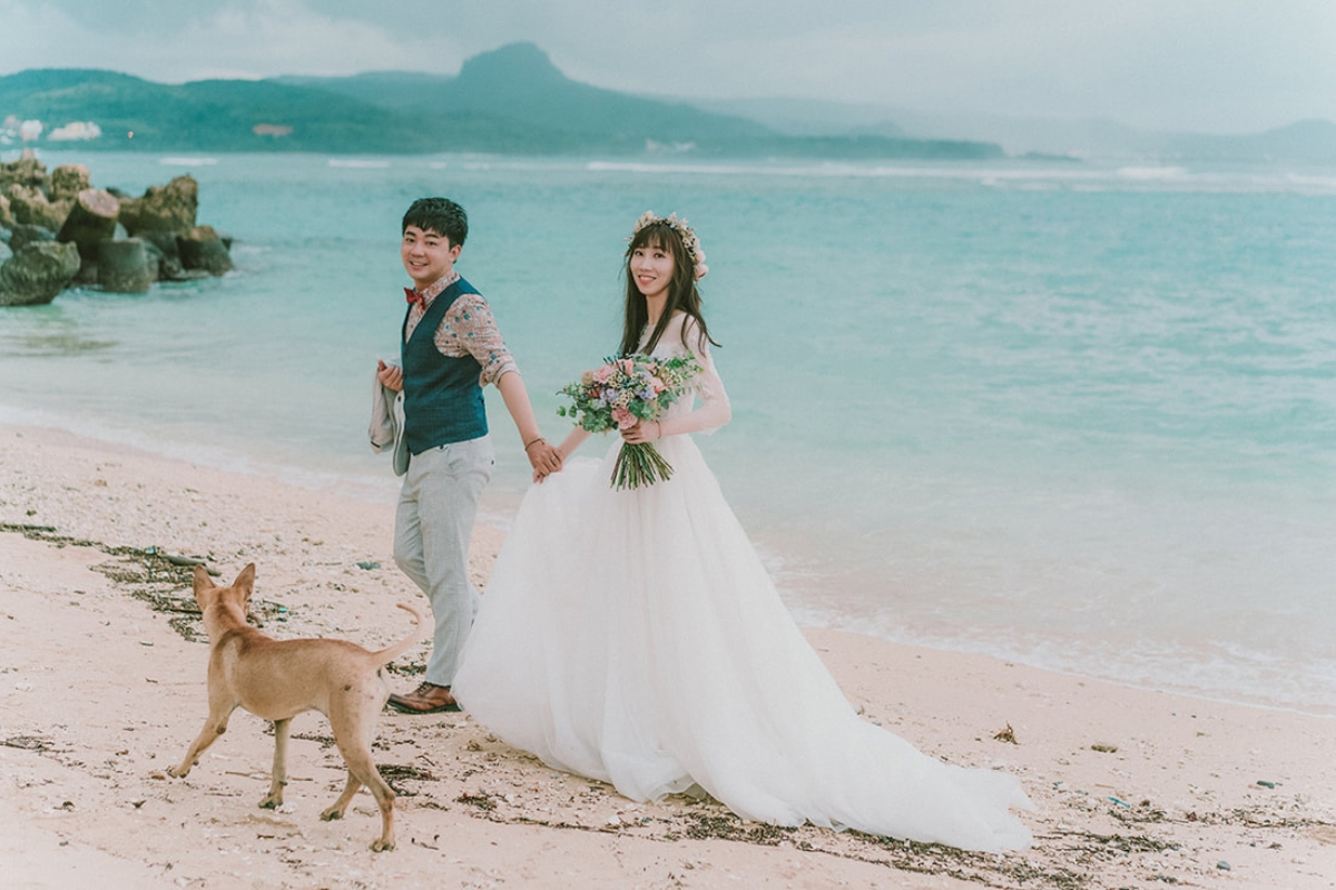 Taiwan Pre-Wedding Photoshoot Quiet Neighbourhood Rooftops Countryside Beach by  on OneThreeOneFour 25