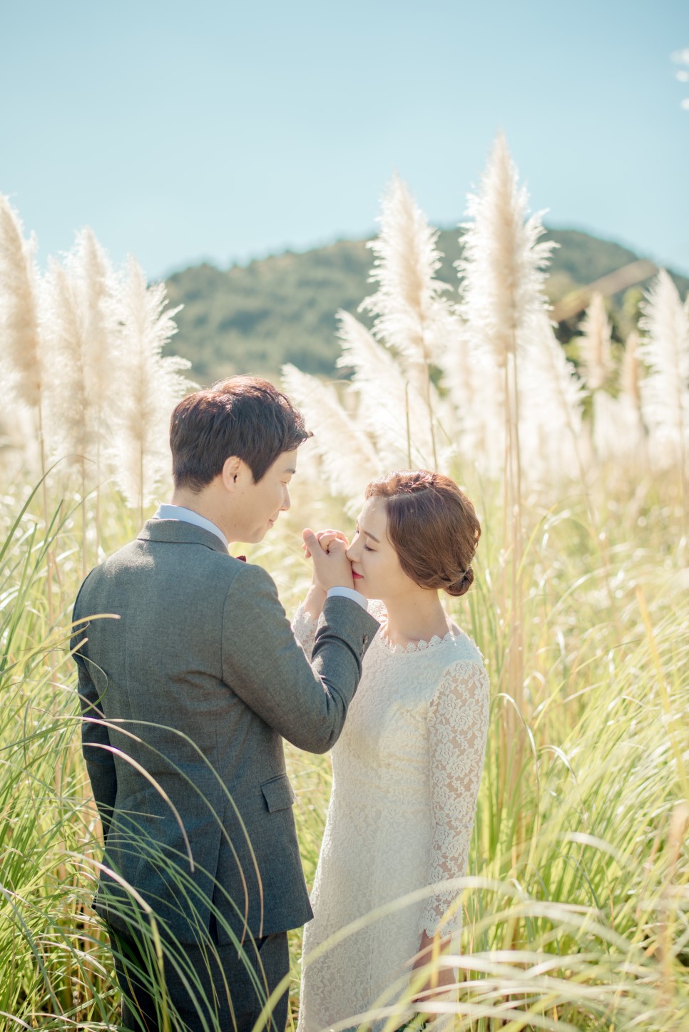 Korea Outdoor Pre-Wedding Photoshoot At Jeju Island with Silvergrass by Geunjoo on OneThreeOneFour 8