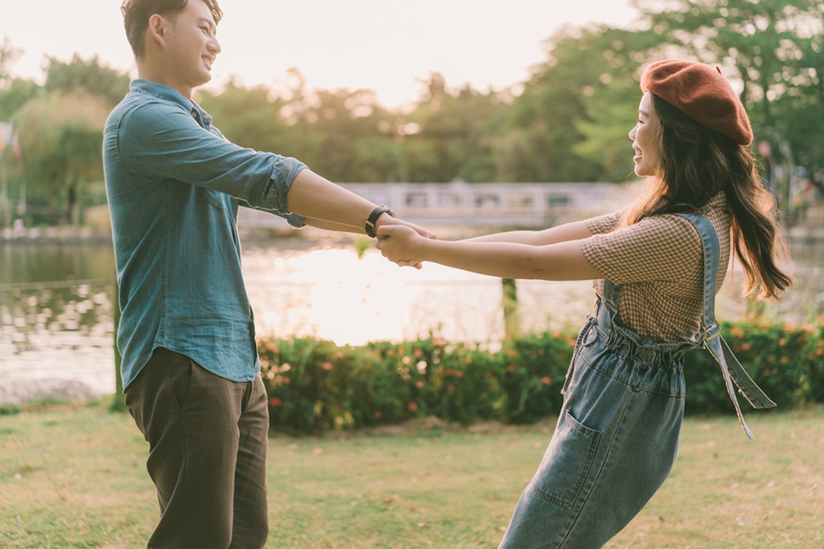 Taiwan Pre-Wedding Photoshoot Pier Blue Skies Animal Farm Flamingos Capybaras Llamas Autumn Leaves by  on OneThreeOneFour 31