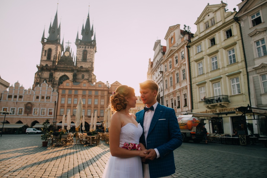 Prague Pre-Wedding Photoshoot At Old Town Square And Charles Bridge  by Nika  on OneThreeOneFour 1
