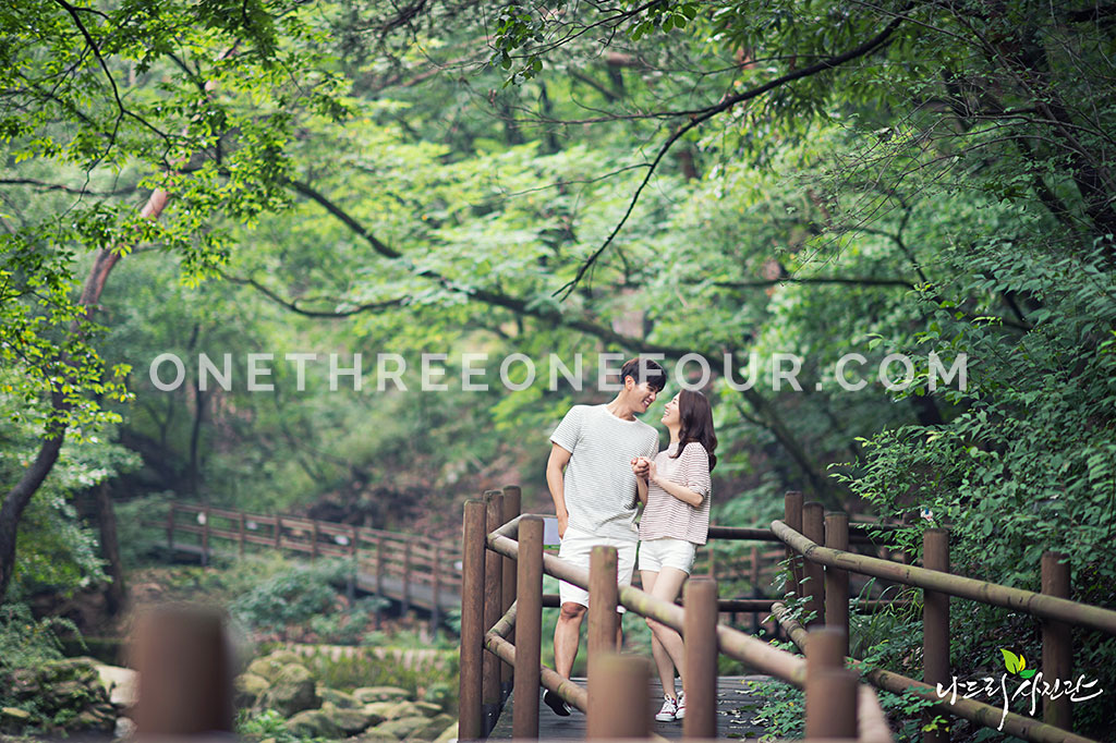 Korean Studio Pre-Wedding Photography: Forest (Outdoor) by Nadri Studio on OneThreeOneFour 8