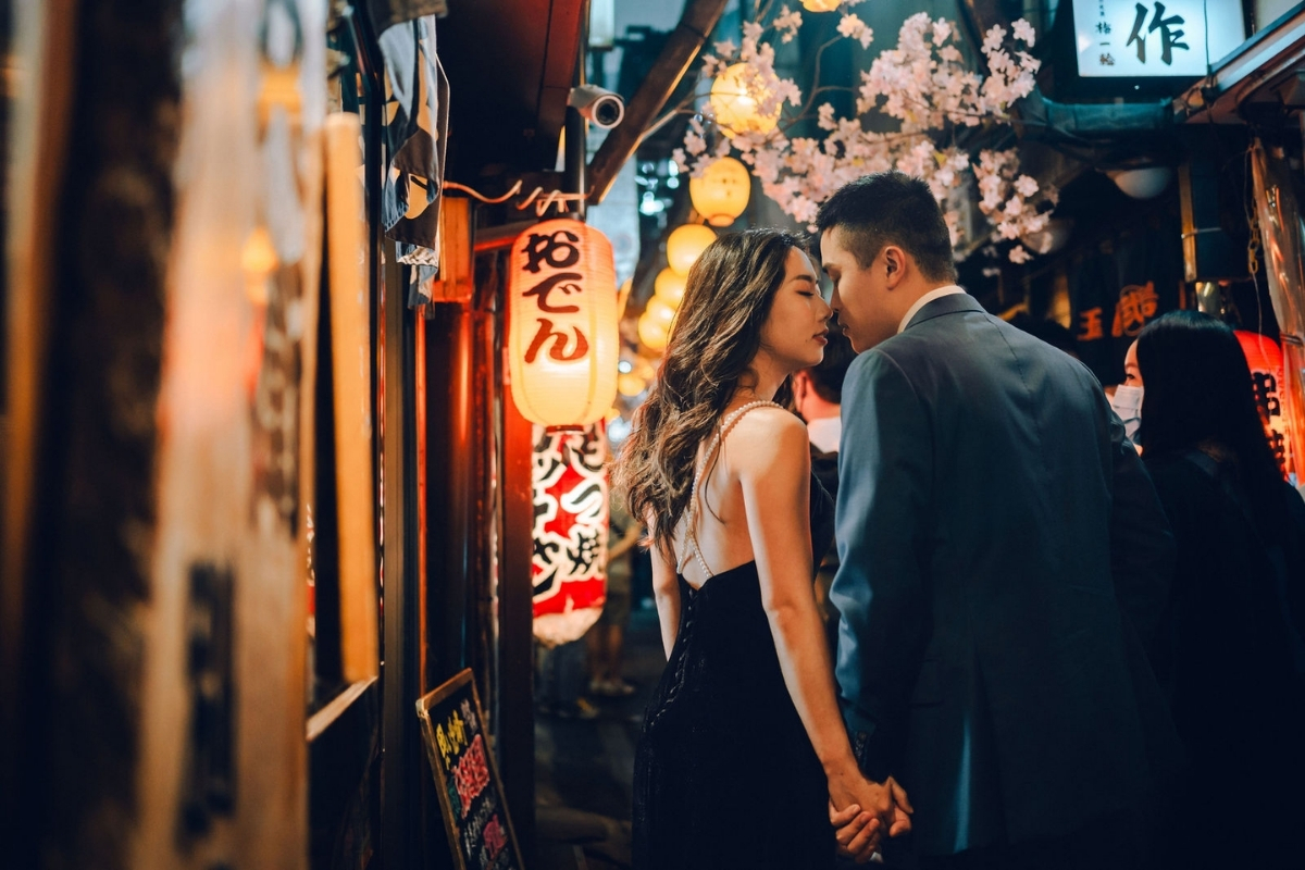 Tokyo Pre-Wedding Photoshoot with Chureito Pagoda, Lake Kawaguchiko, and Shinjuku by Dahe on OneThreeOneFour 37