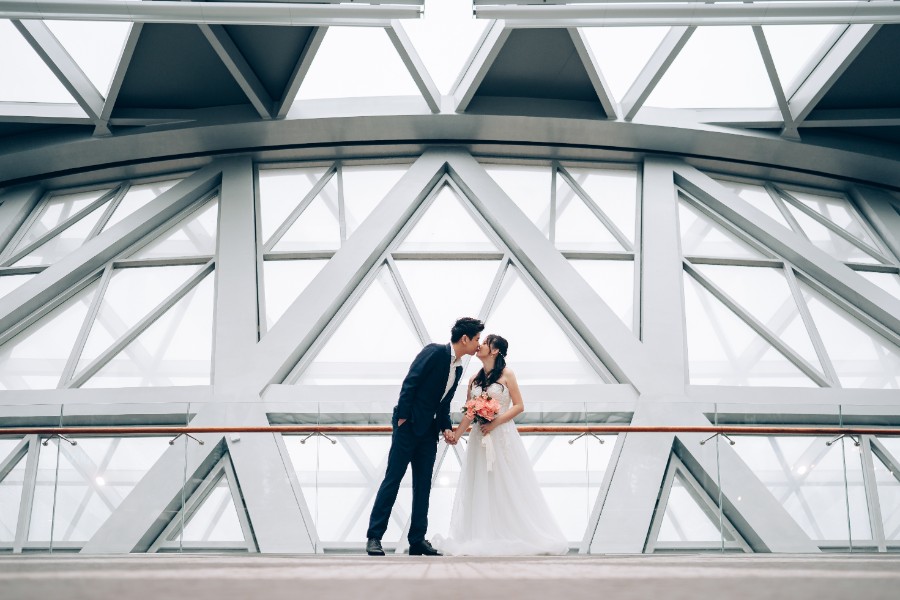 E&S: Modern pre-wedding at architectural wonder Changi Airport Jewel by Cheng on OneThreeOneFour 20