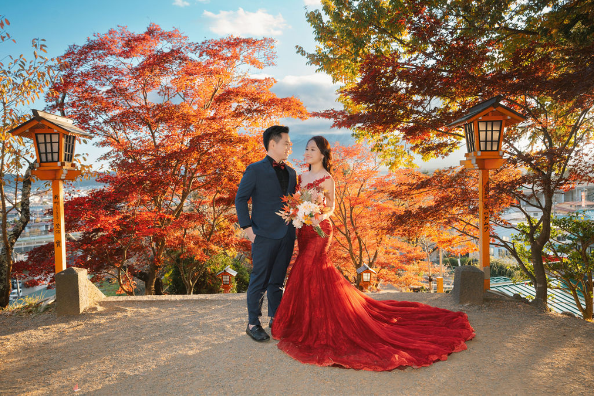 Singaporean Couple's Autumn Season Prewedding Photoshoot At Chureito Pagoda, Lake Kawaguchiko And Shibuya Crossing by Cui Cui on OneThreeOneFour 13