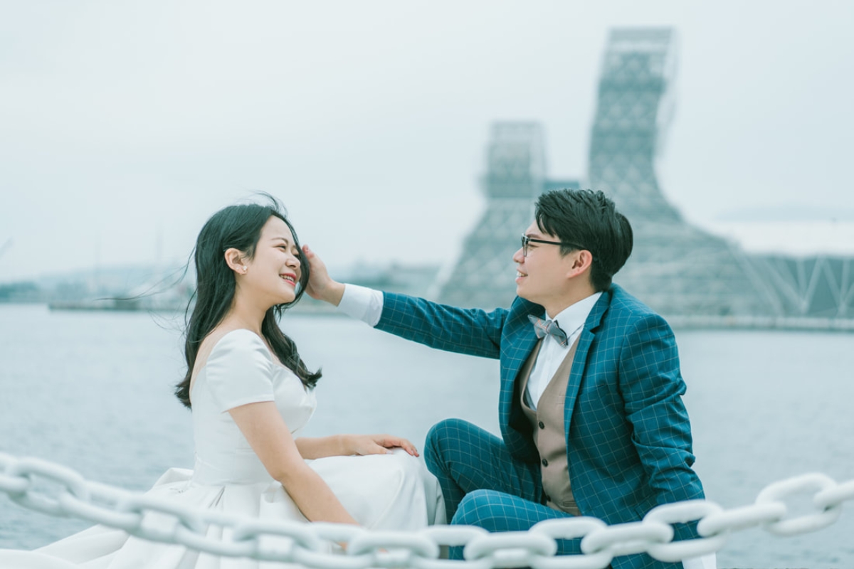 Taiwan Pre-Wedding Photoshoot Waterfront Cafe Streets Playground by  on OneThreeOneFour 4