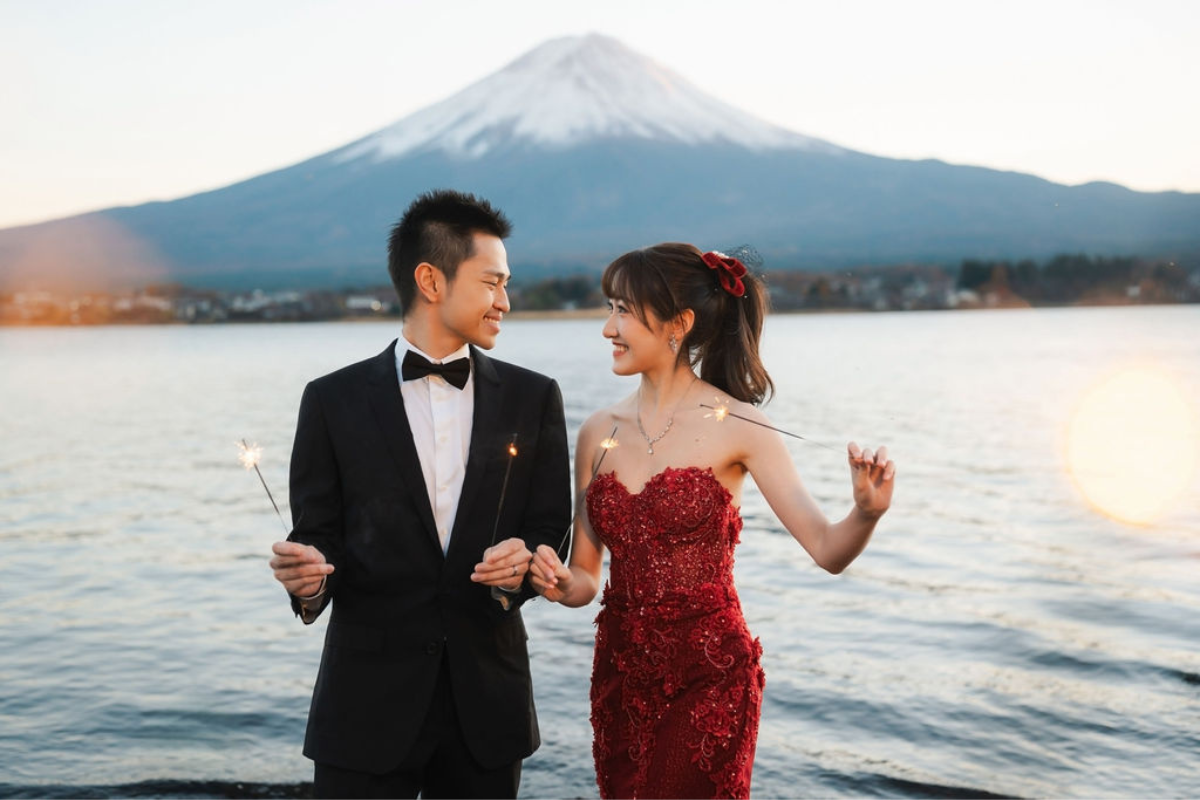 新加坡夫妻在根津神社、忠霊塔和河口湖舉行秋季和服婚紗拍攝，背景是富士山 by Cui Cui on OneThreeOneFour 23