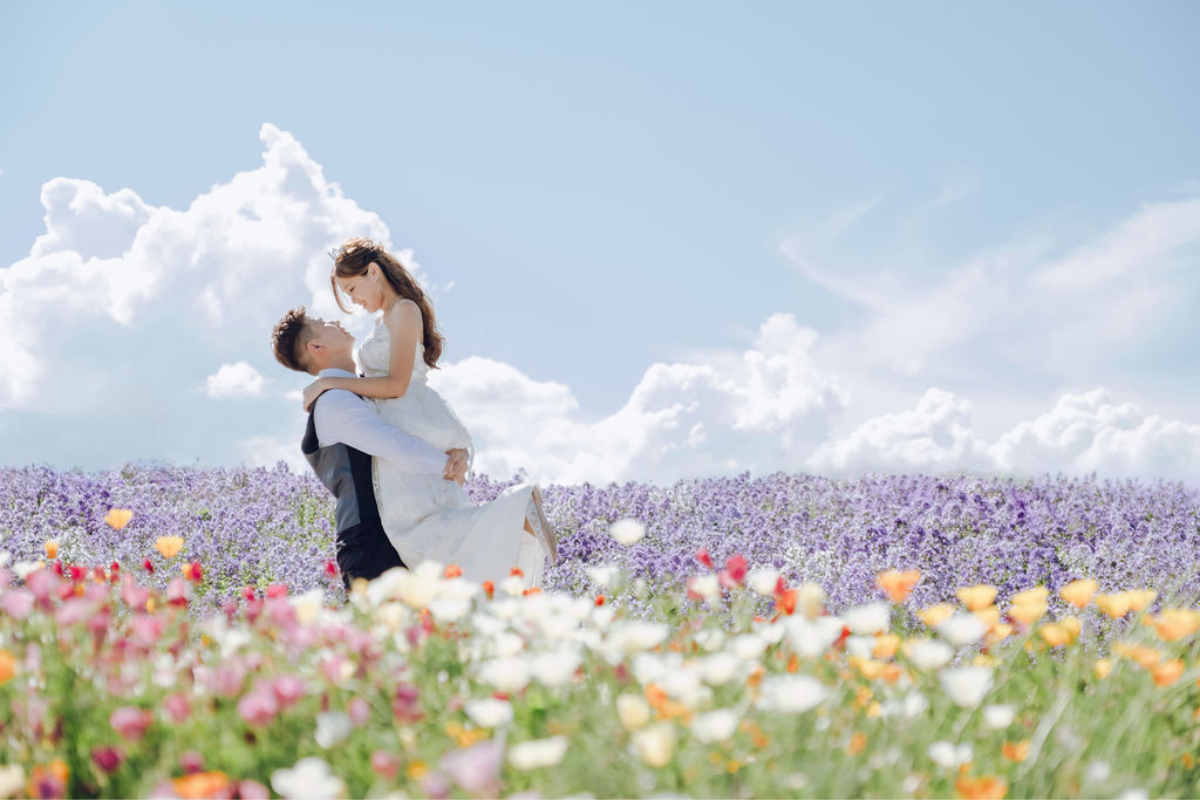 北海道婚前拍攝在夏季花季期間進行，包括動漫鐵軌、日出公園和四季彩之丘 by Kuma on OneThreeOneFour 10