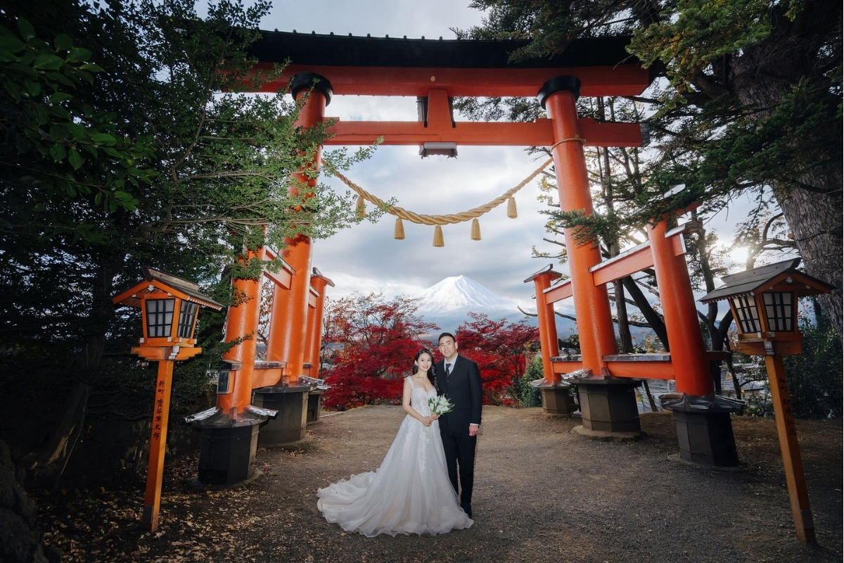 Tokyo Pre-Wedding Photoshoot with Former Yasuda Garden, Maple Corridor, and Chureito Pagoda by Dahe on OneThreeOneFour 10