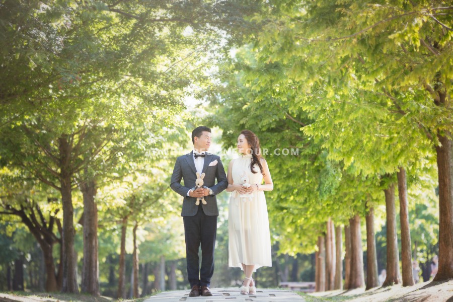 Gravity Studio Outdoor Park Pre-Wedding Photoshoot | Korean Studio Pre-Wedding by Gravity Studio on OneThreeOneFour 0