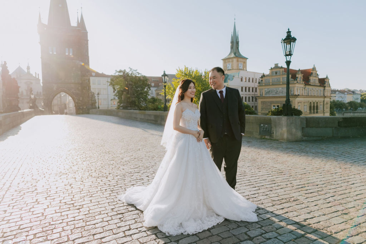 布拉格婚前拍攝地點包括聖維特大教堂、查理大橋、伏爾塔瓦河畔和舊城廣場天文鐘 by Nika on OneThreeOneFour 7