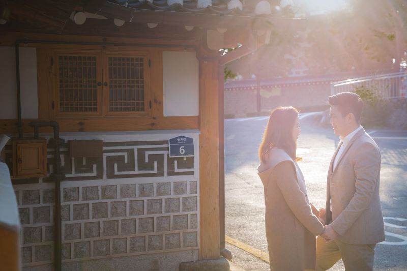 J&L: Malaysia Couple's Casual Photoshoot in Korea at Samcheong-dong by Junghoon on OneThreeOneFour 26