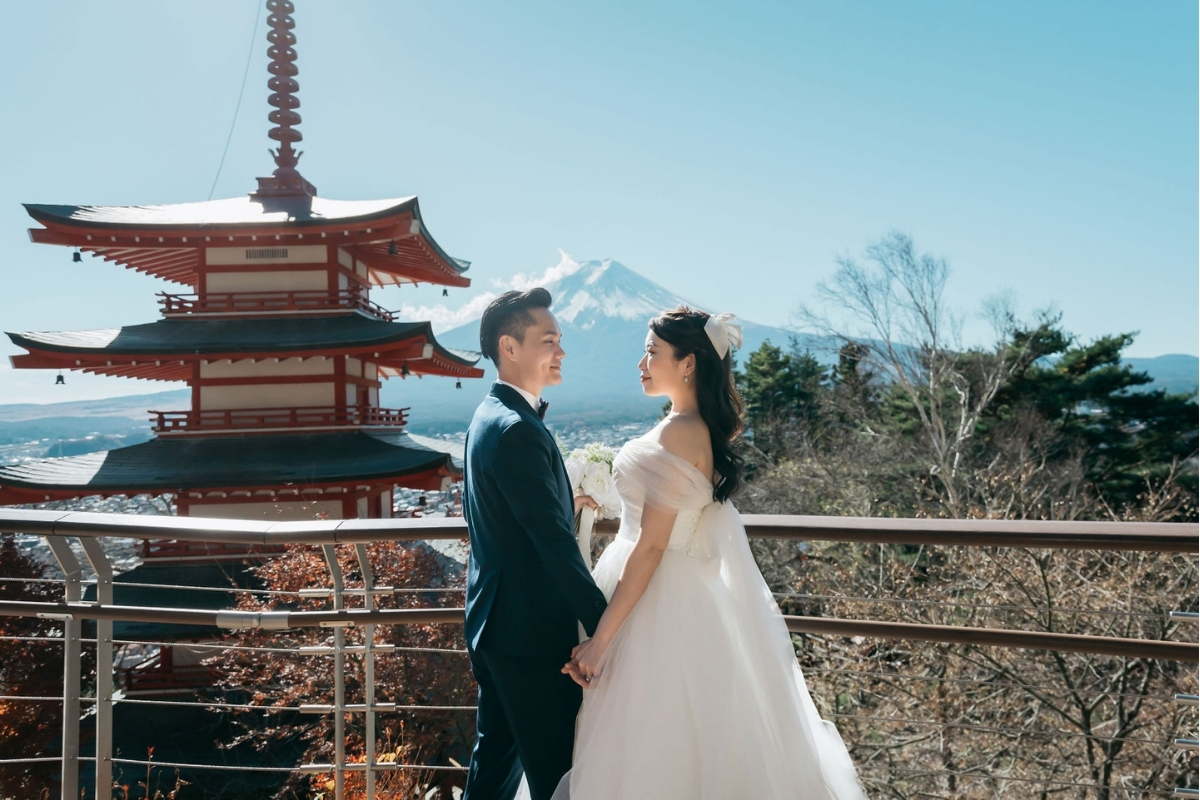 Tokyo Pre-Wedding Photoshoot with Chureito Pagoda, Lake Kawaguchiko, and Lawson Mt. Fuji by Dahe on OneThreeOneFour 1