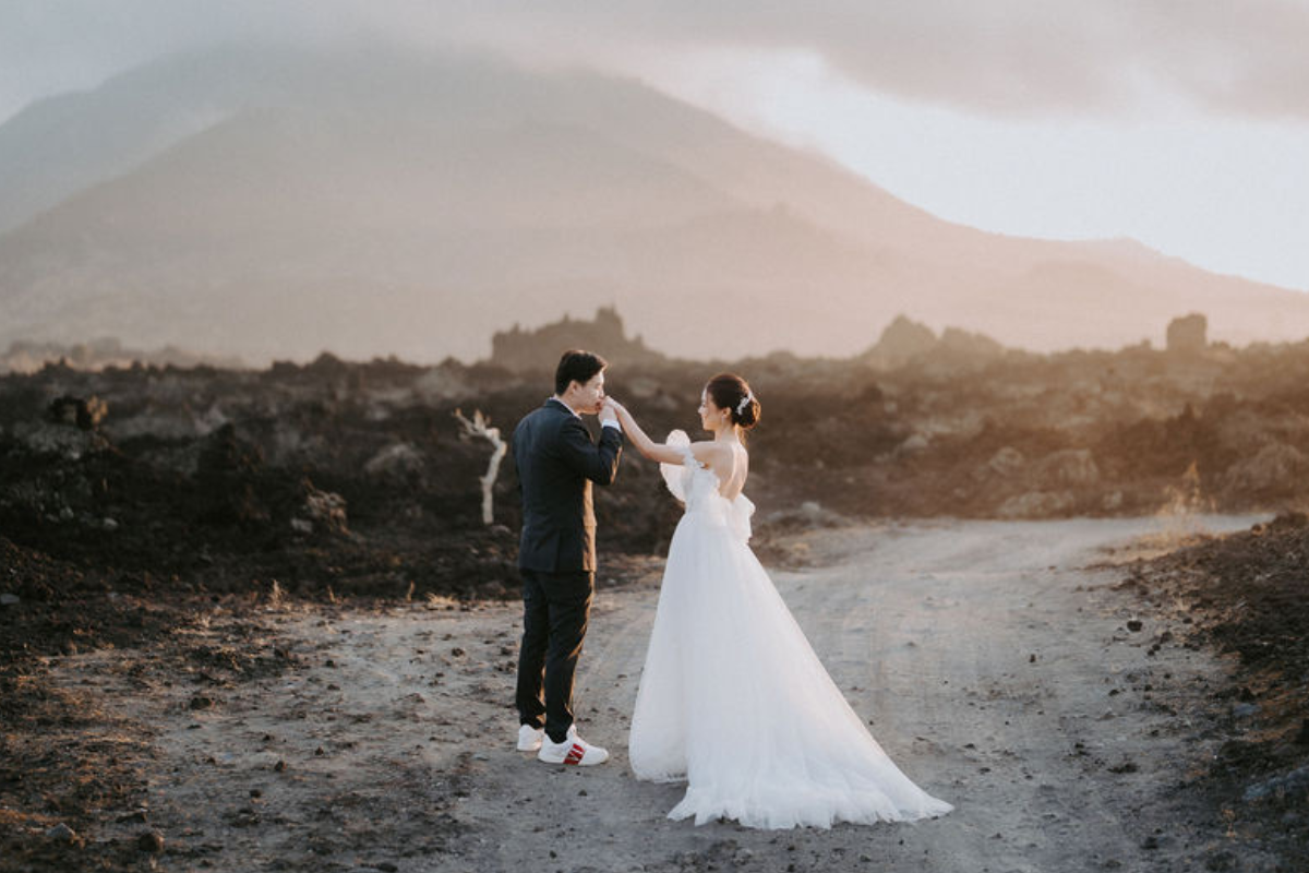 巴厘岛巴都尔火山熔岩地、布兰辛加瀑布、双峭谷和梅拉斯蒂海滩的婚前摄影拍摄  by Cahya on OneThreeOneFour 2