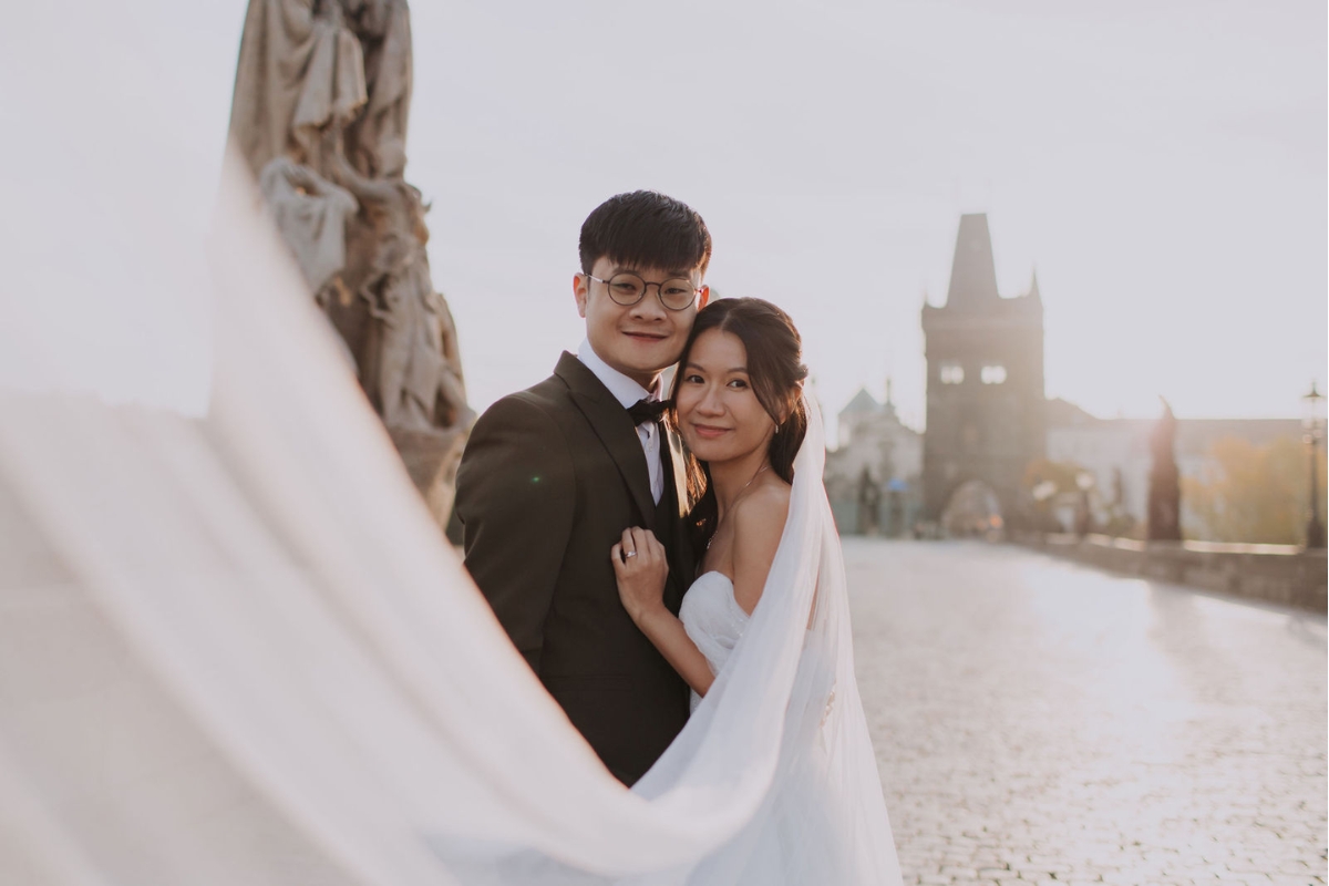 Prague Pre-Wedding Photoshoot with Old Town Square, Astronomical Clock, Charles Bridge and St Vitus Cathedral by Nika on OneThreeOneFour 8