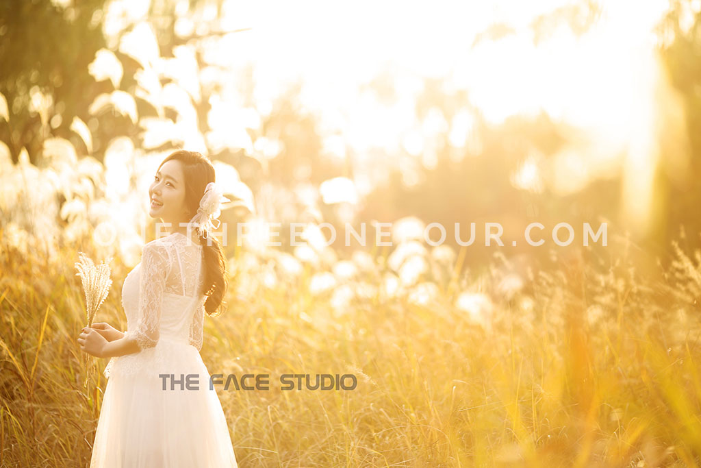 [AUTUMN] Korean Studio Pre-Wedding Photography: Seonyudo Park (선유도 공원)  (Outdoor) by The Face Studio on OneThreeOneFour 10