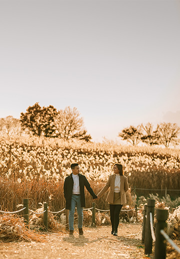 Enchanting Silvergrass Fields: A Casual Couple Photoshoot Amidst Autumn Splendor in Hanuel Park, Seoul