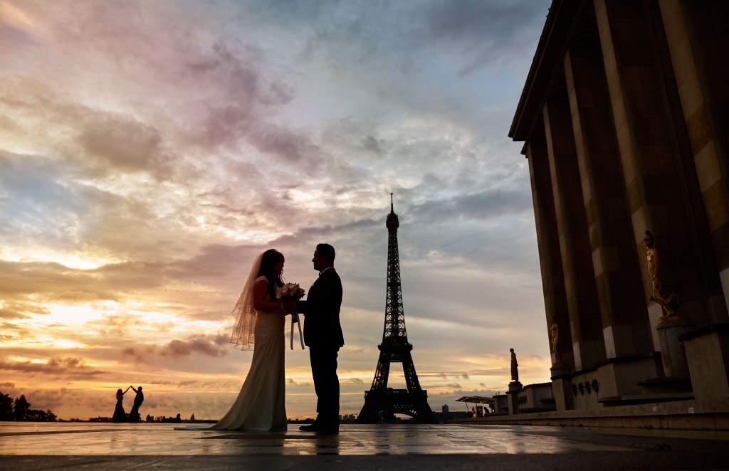 Paris Outdoor Pre-Wedding Photoshoot At Eiffel Tower And Pont Alexander III by Arnel  on OneThreeOneFour 1