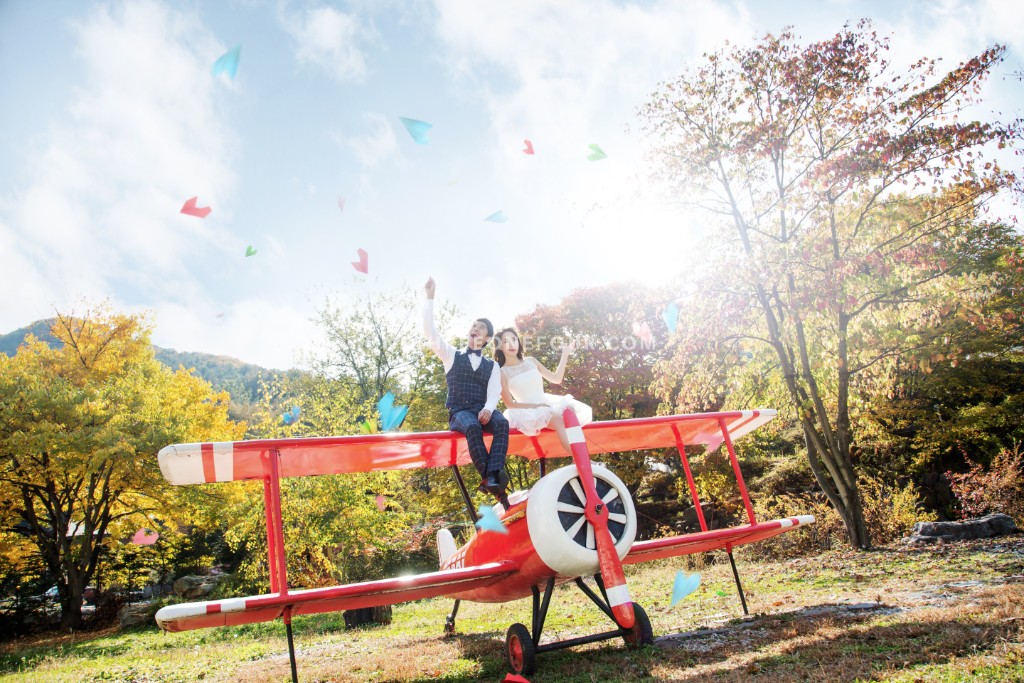 Korean Outdoor Pre-Wedding Photography in Autumn with Yellow and Red Maple Leaves by ePhoto Essay Studio on OneThreeOneFour 15
