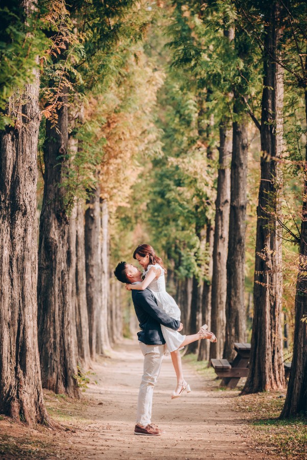 C&S: Korea Autumn Pre-Wedding at Hanuel Park with Pink Muhly Grass by Jongjin on OneThreeOneFour 18