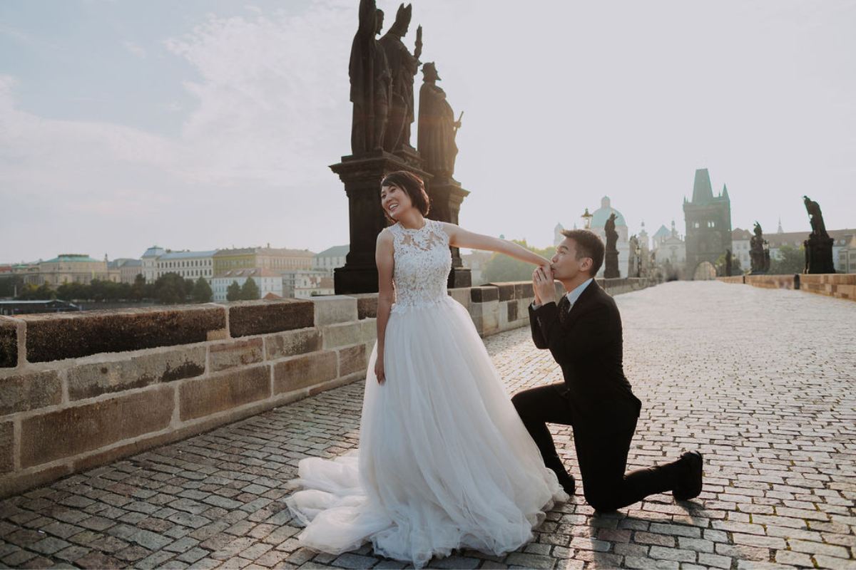 Prague prewedding photoshoot at Old Town Square and Charles Bridge, Vojanovy Gardens by Nika on OneThreeOneFour 6
