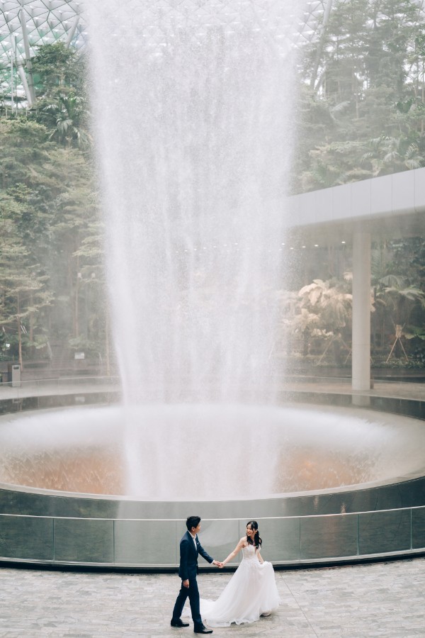 E&S: Modern pre-wedding at architectural wonder Changi Airport Jewel by Cheng on OneThreeOneFour 11