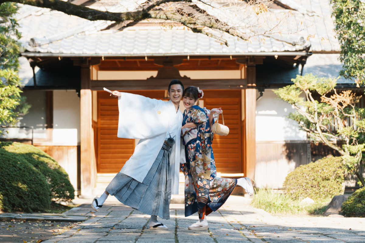 新加坡夫妻在根津神社、忠霊塔和河口湖舉行秋季和服婚紗拍攝，背景是富士山 by Cui Cui on OneThreeOneFour 6