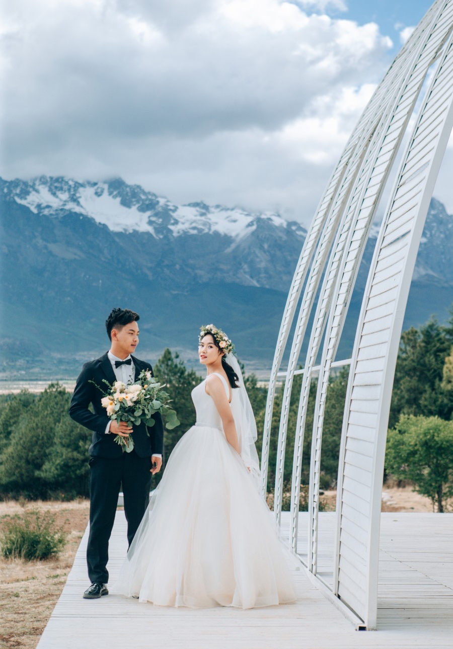 Yunnan Outdoor Pre-Wedding Photoshoot At Lijiang Jade Dragon Mountain & Ancient Town