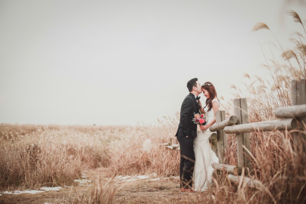 Korea Outdoor Pre-Wedding Photoshoot At Jeju Island During Winter  by Byunghyun on OneThreeOneFour 4