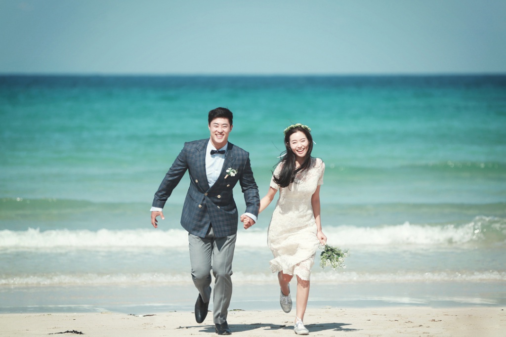 Korea Outdoor Beach Pre-Wedding Photoshoot At Jeju Island  by Byunghyun on OneThreeOneFour 3
