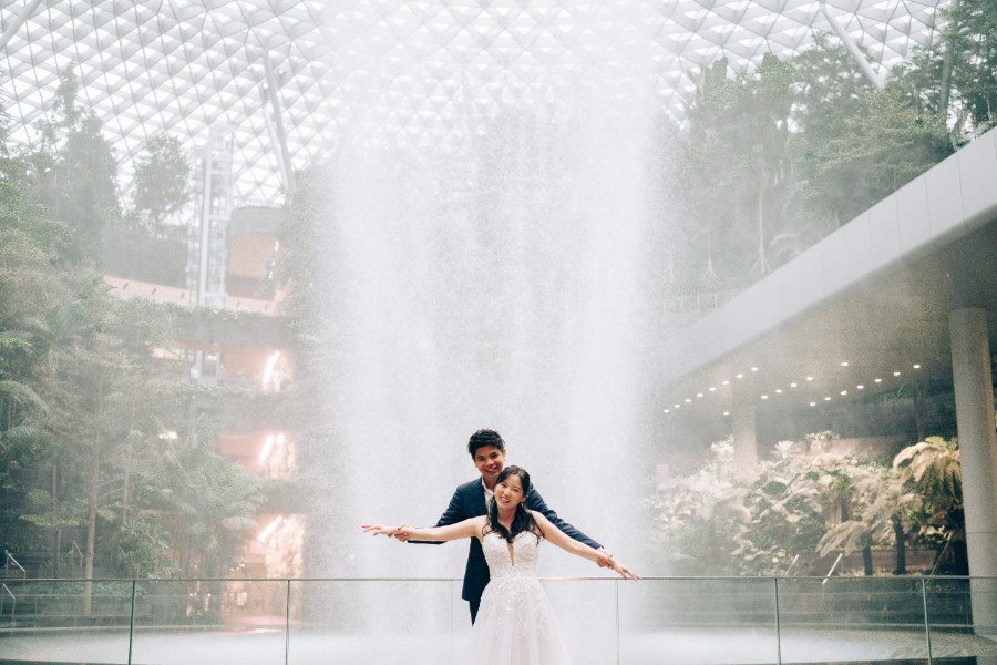 E&S: Modern pre-wedding at architectural wonder Changi Airport Jewel by Cheng on OneThreeOneFour 4