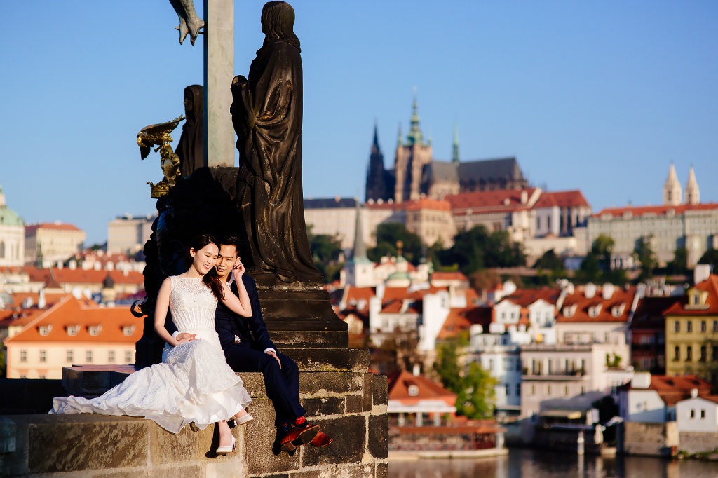 Pre-Wedding Photo in Prague At St. Vitus Cathedral And Mala Strana  by Jenny on OneThreeOneFour 5