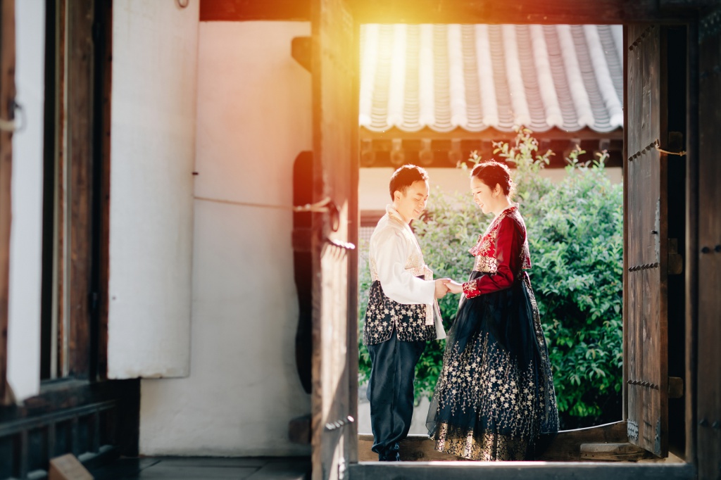 Traditional Hanbok Couple Photoshoot at Namsangol Hanok Village  by Jungyeol on OneThreeOneFour 3