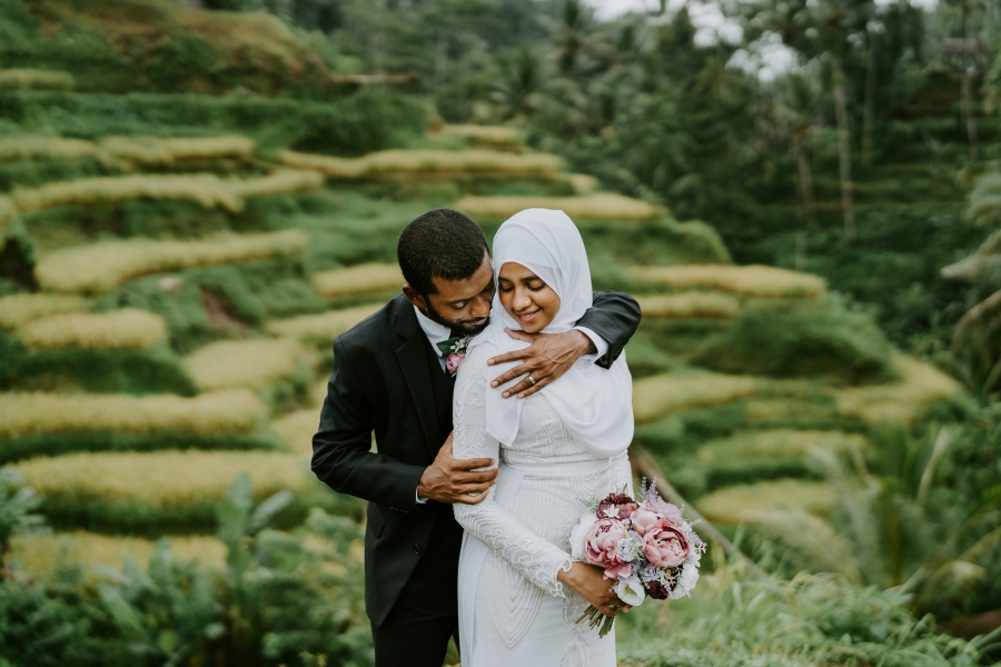 Bali Post-Wedding at Tegallalang Rice Terrace and Tegenungan Waterfall by Cahya on OneThreeOneFour 4