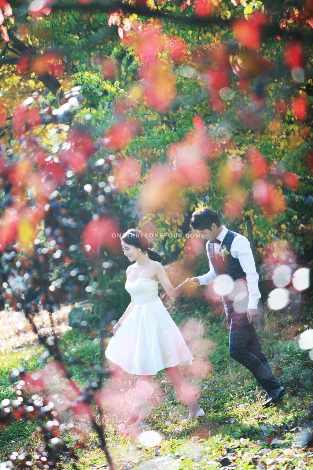 Korean Outdoor Pre-Wedding Photography in Autumn with Yellow and Red Maple Leaves by ePhoto Essay Studio on OneThreeOneFour 21