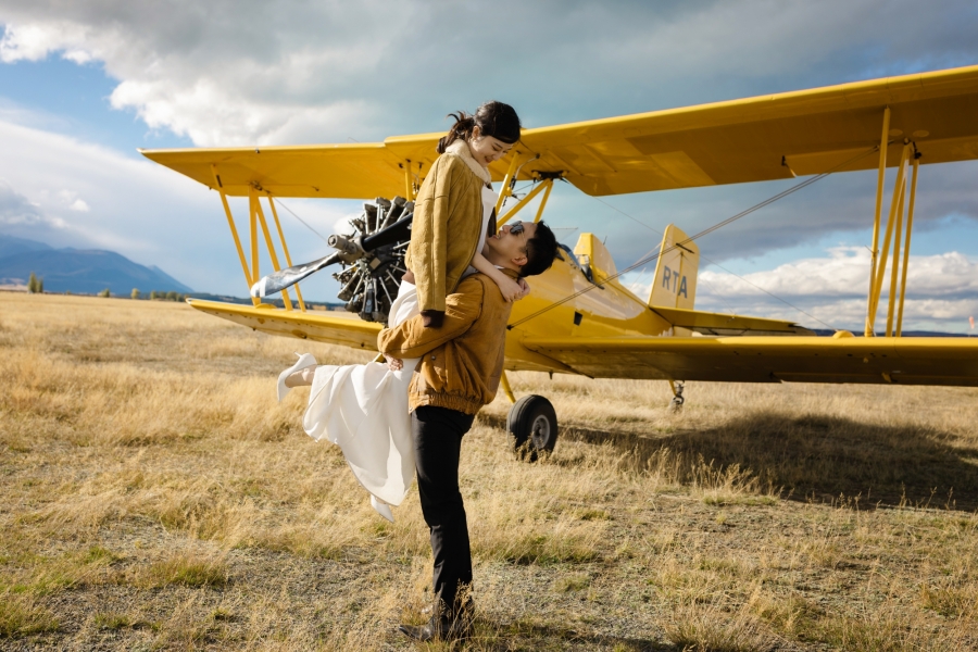 Autumn Adventure: Terry & Maggie's Unique Pre-Wedding Shoot in New Zealand with a Yellow Biplane by Fei on OneThreeOneFour 12