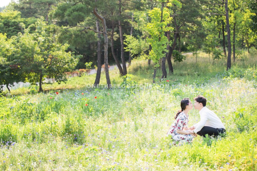 Gravity Studio Outdoor Park Pre-Wedding Photoshoot | Korean Studio Pre-Wedding by Gravity Studio on OneThreeOneFour 19