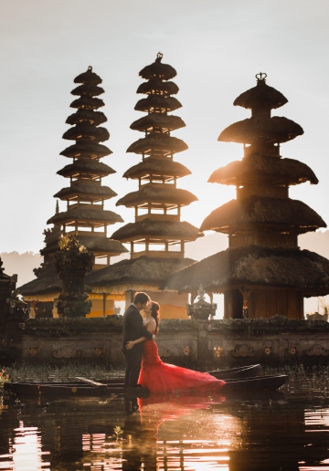 Bali Pre-Wedding Photoshoot At Lake Tamblingan And Limestone Valley At Melasti Beach 